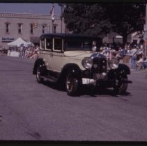 1925-1927 Auburn Sedan in the Parade of Classics