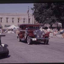 1925-1927 Auburn Sedan in the Parade of Classics