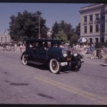 1925-1927 Auburn Sedan in the Parade of Classics