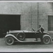 1928 - 1930 Auburn Speedster in front of London Distributor.