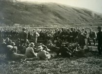 Woolclasser H F Harte addressing a gathering at a Salesyard.