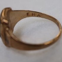 B1993.08.01a Class ring - Detail