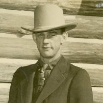 Dub Naylor with machine gun 1936