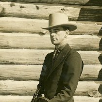 Dub Naylor with machine gun 1936