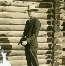 Dub Naylor with machine gun 1936