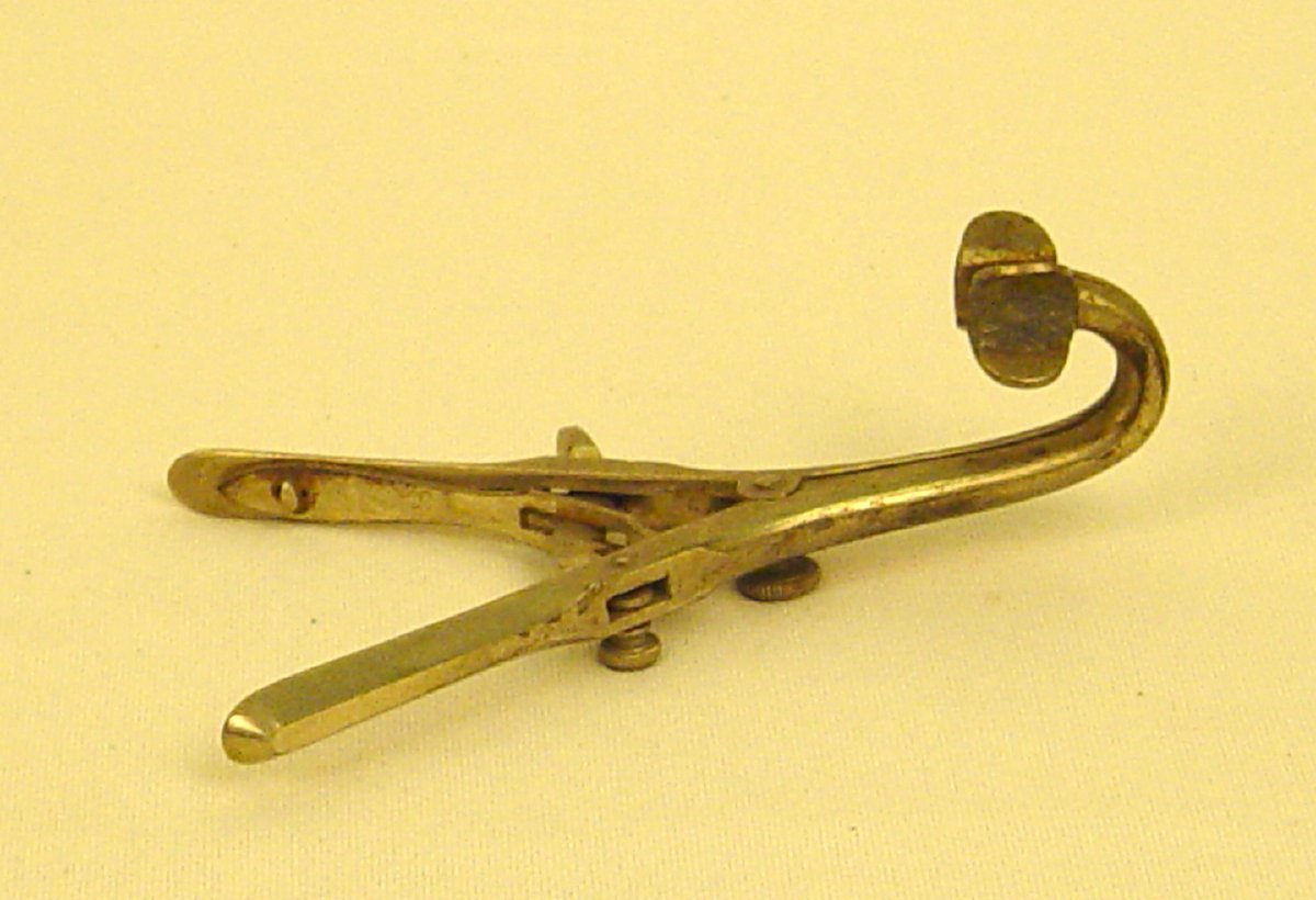 Mouth gag with ratcheting mechanism.