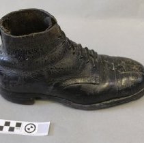 1965.003.0001b (Right boot)