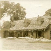 E. Alice Austen, [Front of Clear Comfort with daisy beds], 1930.