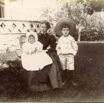 E. Alice Austen, [Mary Louisa Richards and her children], 1897.