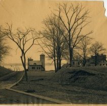 E. Alice Austen, Quarantine grounds toward office, 1901