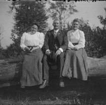 E. Alice Austen, Mr. Lawrence Applegate and Sisters, 1892