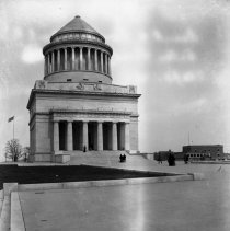 E. Alice Austen, [Grants Tomb], ca. 1900