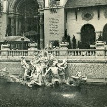 E. Alice Austen, [Birth of Athene: Pan American Expo], 1901.