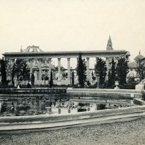 E. Alice Austen, [Fairgoers at the Court of Lilies: Pan American Expo],1901