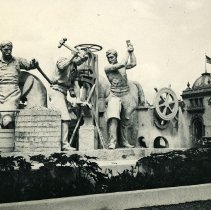 E. Alice Austen, [Manufacture: Pan American Expo], 1901.