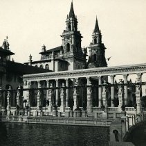 E. Alice Austen, [Colonnade at the Pan American Expo], 1901.