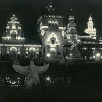 E. Alice Austen, [Graphic Arts building at night: Pan American Expo], 1901.