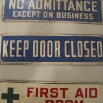 Sign, "Keep Door Closed"