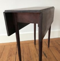 Drop leaf table with turned legs