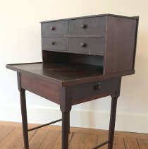 Table with 4-drawer gallery and tray top