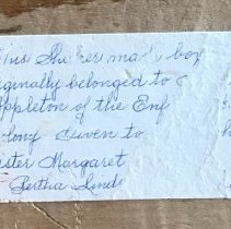 Detail of the note glued to the bottom