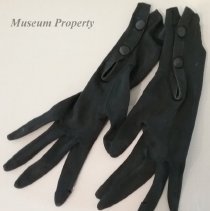 1940s-1950s black ladies gloves.
