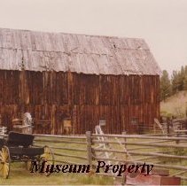Zipperian barn near Jefferson City.