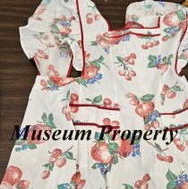 White apron with apples and cherries