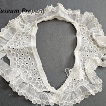 Off white squared collar with floral pattern