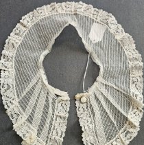 White collar with pleats