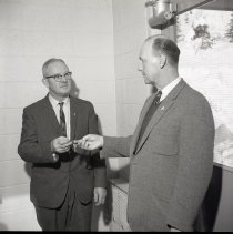 A2022_000_002_0196_harry Lefevre Give Jack Mcdonald Keys To The Rossland Mu