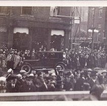 Crowd New London CT Auto Trip