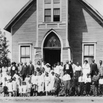 Parishinors in front of the Calvary Baptist Church