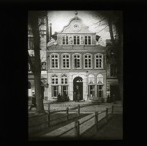 Building with two peopleat Door-Lubeck: Bunddenbrookhaus