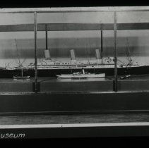 Image of a ship display in a display case at the Deutsches Museum.