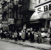 Lower Manhattan, NYC People shopping