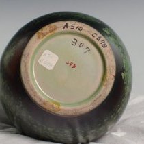 1954.10510 Roseville Pottery Company-3