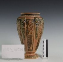 1954.10508 Roseville Pottery Company-4