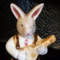 figurine/rabbit playing banjo