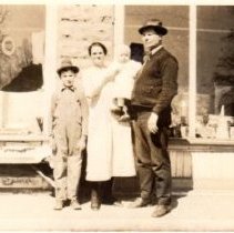 Sandy Riner (baby) with his parents