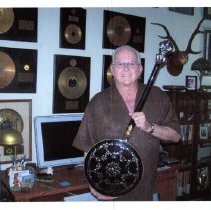 photo/bob shane with his gibson plectrum