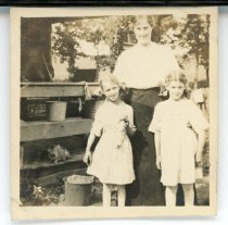 Mrs. Edith McInturff and children Lillian and Jestine