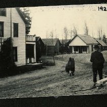 Coolin Road between store and inn