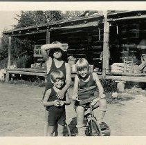 Leonard Paul Store with daughters