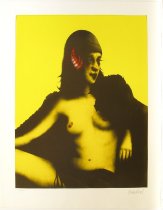 BY PLUMES AND BLACK JACKET (MIT FEDERHUT UND SCHWARZEM MANTEL)