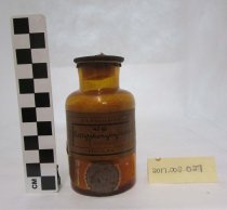 Bottle containing Acetylphenylhydrazin [Acetylphenylhydrazine]