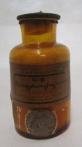 Bottle containing Acetylphenylhydrazin [Acetylphenylhydrazine]