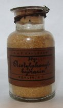 Bottle containing Acetylphenylhydrazin [Acetyl phenylhydrazine]