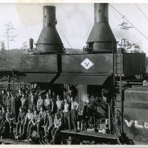 1920-50 - VL&M Skidder & Crew - Chemainus - 1993025005 - jpg72 - 001
