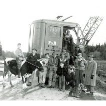 1950 - People in front of Crane - Koksilah - 2011600014 - jpg72 - 001